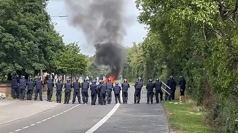 درگیری خشونت‌آمیز مخالفان مهاجران با پلیس ایرلند