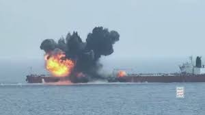 تصاویری از هدف قرار گرفتن یک نفتکش توسط ارتش یمن