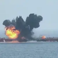 عکس/ هدف قرار دادن یک نفتکش توسط نیروهای یمنی
