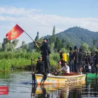 عکس/ مراسم عزاداری حسینی منحصربفرد کشمیری‌ها با قایق در دریاچه