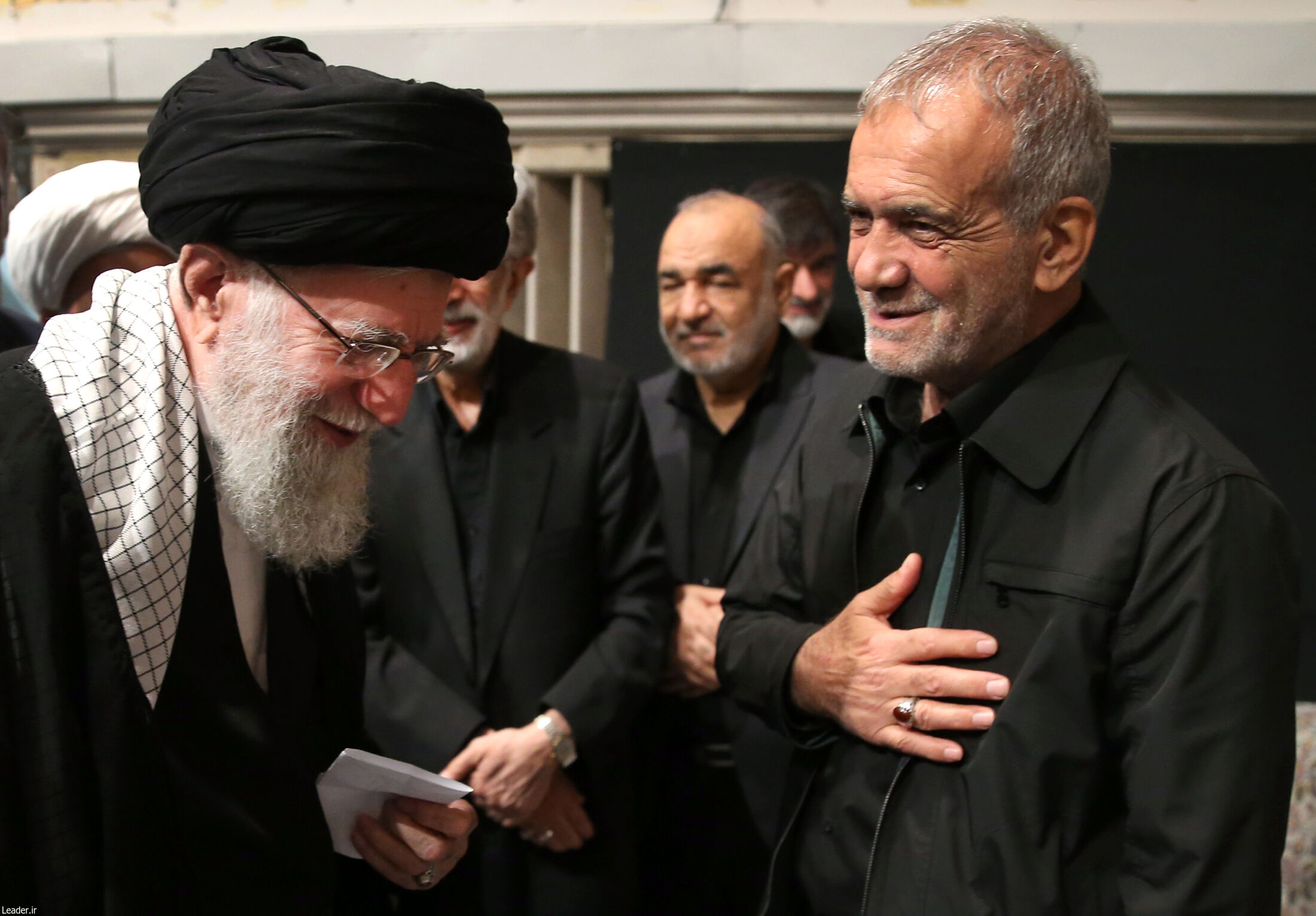 عکس/ تصویری از رهبر انقلاب و رئیس جمهور منتخب در پایان مراسم شام غریبان حسینی