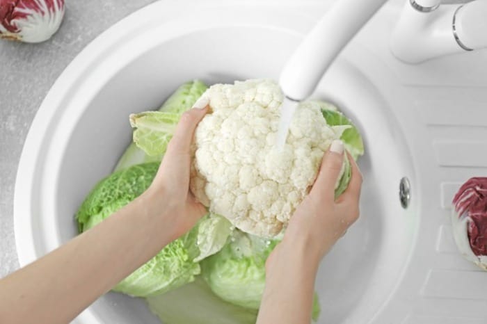 اشتباهات رایج و خطرناک خانم ها در شستشوی سبزیجات