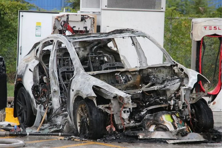 یک خودروی تسلا هنگام شارژ شدن در آتش سوخت