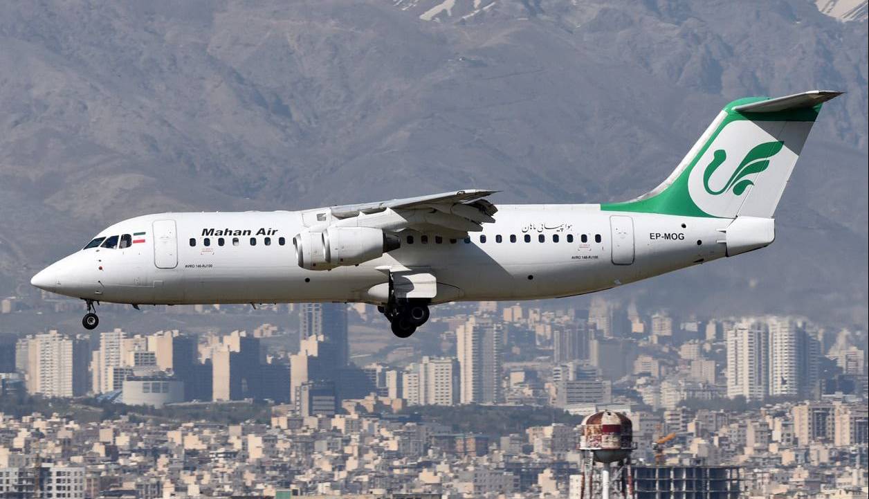 فرود سخت هواپیما در فرودگاه کرمان/ مسافران آسیبی ندیدند