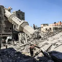 ریختن مناره مسجد در اثر حمله هوایی اسرائیل به اردوگاه آوارگان نصیرات در نوار غزه