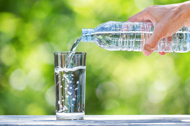 علت داشتن عطش پس از نوشیدن آب