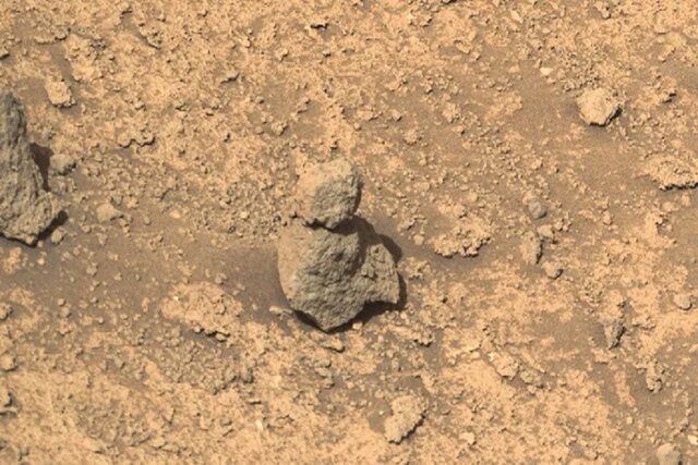 مریخ‌نورد ناسا یک سنگ شبیه آدم برفی پیدا کرد