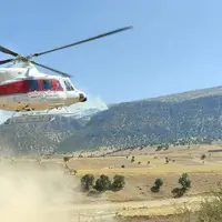 هلی کوپتر هلال احمر در حال انتقال نیرو برای خاموش کردن آتش در کوهستان قلارنگ