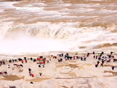 آبشار هوکو بر در چین