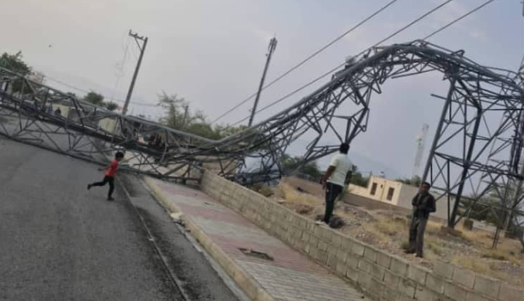 سقوط دکل مخابرات بر روی شبکه‌های برق حاجی‌آباد