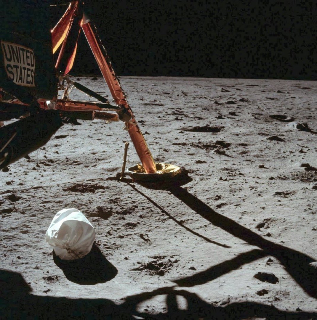 اولین تصویری که نیل آرمسترانگ بعد از پیاده شدن از ماه ثبت کرد