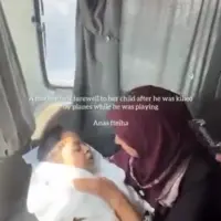 خداحافظی مادر با پسرش که در حمله هوایی رژیم صهیونیستی به شهادت رسیده است