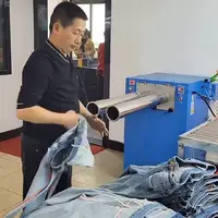 دستگاه جالب مرتب کردن شلوار جین در یک کارگاه