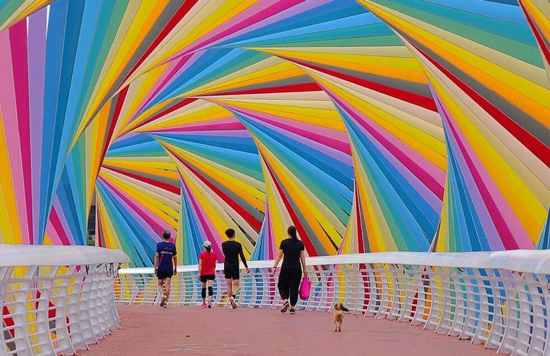عبور گردشگران از پل رنگین کمانی در شاندونگ چین