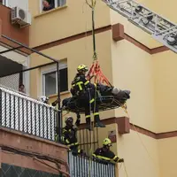 آتش‌نشانان مرد ۳۰۰ کیلویی بیمار را با جرثقیل از آپارتمان خود خارج کردند