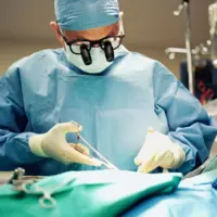 جراحان در اکوادور توده مو یک کیلویی را از معده زنی خارج کردند