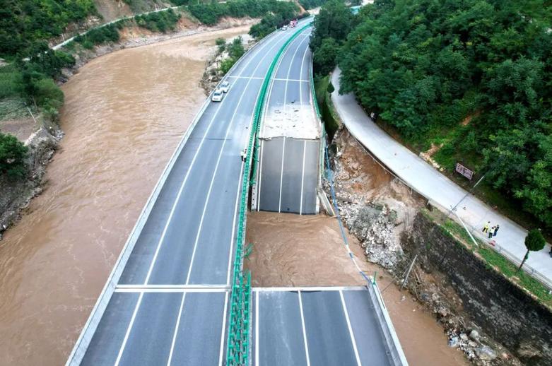 وضعیت پل فروریخته در چین بر اثر سیل با ۱۲ تن کشته