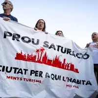 عکس/ اعتراض اسپانیایی‌ها علیه گردشگری!