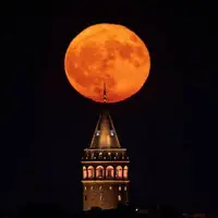  قرص ماه در کنار برج استانبول