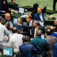 عکس/ تصاویری از درگیری نمایندگان در مجلس بر سر طرح رفع فیلترینگ