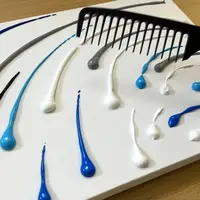 چگونه با یک شانه پلاستیکی نقاشی های حرفه ای بکشیم؟