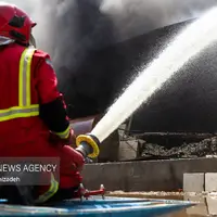 عکس/ تلاش آتش نشانان برای مهار آتش‌سوزی کارخانه ای در شهرک صنعتی یزد