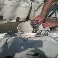 رهاسازی بچه ماهی گرمابی در استخر‌های کازرون