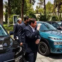 عکسی از مخبر و وزیر صمت سوار بر یک ماشین جدید