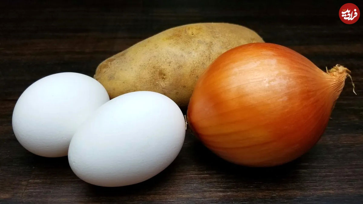  پخت یک املت یمنی با 2 سیب زمینی، یک پیاز و 3 تخم مرغ