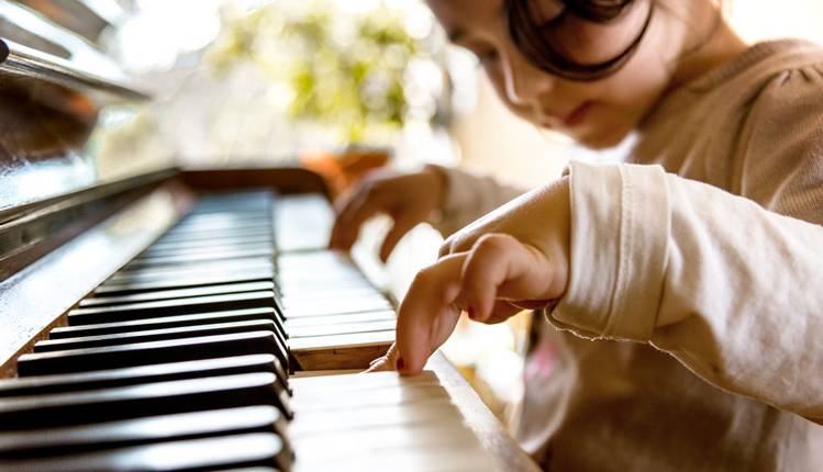 ویدیوی باورنکردنی از نواختن پیانو توسط کودک یک سال و هفت ماه
