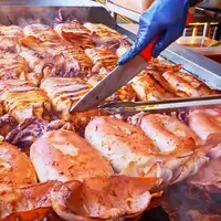 غذای خیابانی در چین؛ پخت ماهی روی برگ های موز!