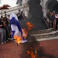 عکس/ آتش زدن پرچم آمریکا و رژیم صهیونیستی مقابل کنگره در واشنگتن