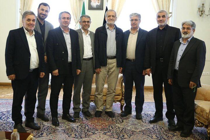 عکس/ دیدار نمایندگان مردم اردبیل در مجلس با پزشکیان