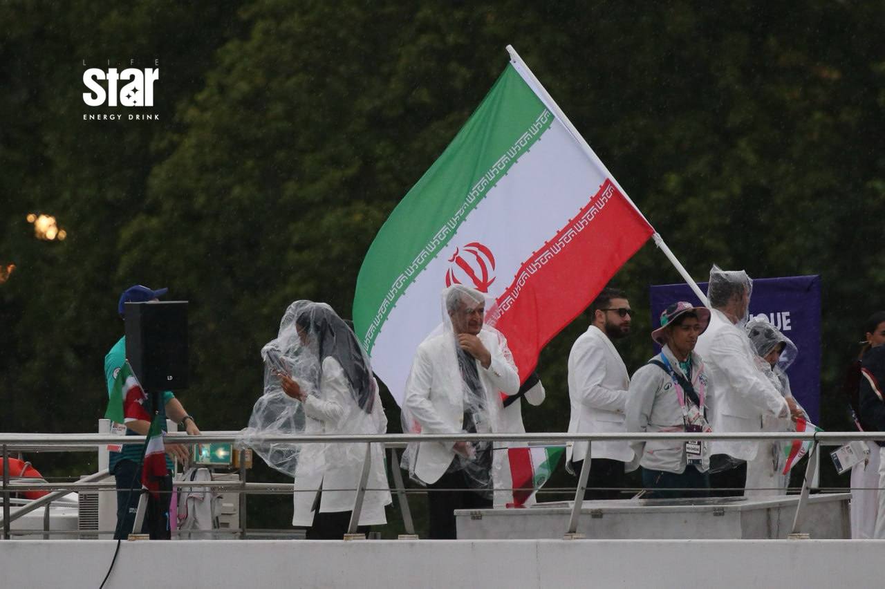 عکس/ عبور ورزشکاران کاروان ایران برای حضور در مراسم افتتاحیه المپیک ۲۰۲۴ پاریس
