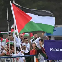 عکس/ عبور کاروان کشور فلسطین در مراسم افتتاحیه المپیک با علامت پیروزی