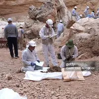 عکس/ بیرون کشیدن ۱۳۹ جسد از گور دسته جمعی در موصل