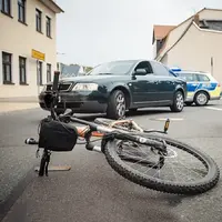 عملکرد جالب فرد دوچرخه سوار در تصادف با ماشین