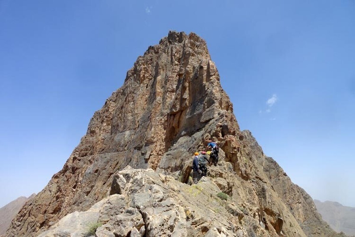 تصاویری جالب و باشکوه از پله‌های باستانی قله چت در استان مرکزی