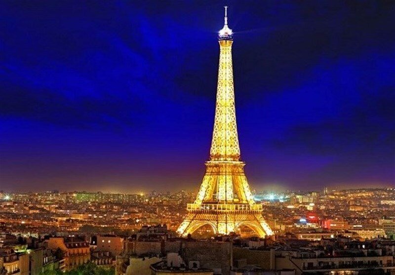نور افشانی برج ایفل با ورود کاروان فرانسه به محل رود سن