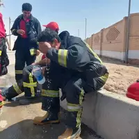 مصدومیت ۴ آتش‌نشان یزدی در آتش‌سوزی کارخانه نخ