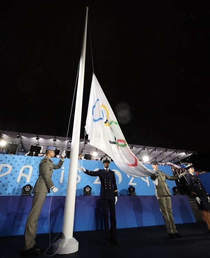 عکس/ وقتی پرچم المپیک برعکس به اهتزاز درآمد!
