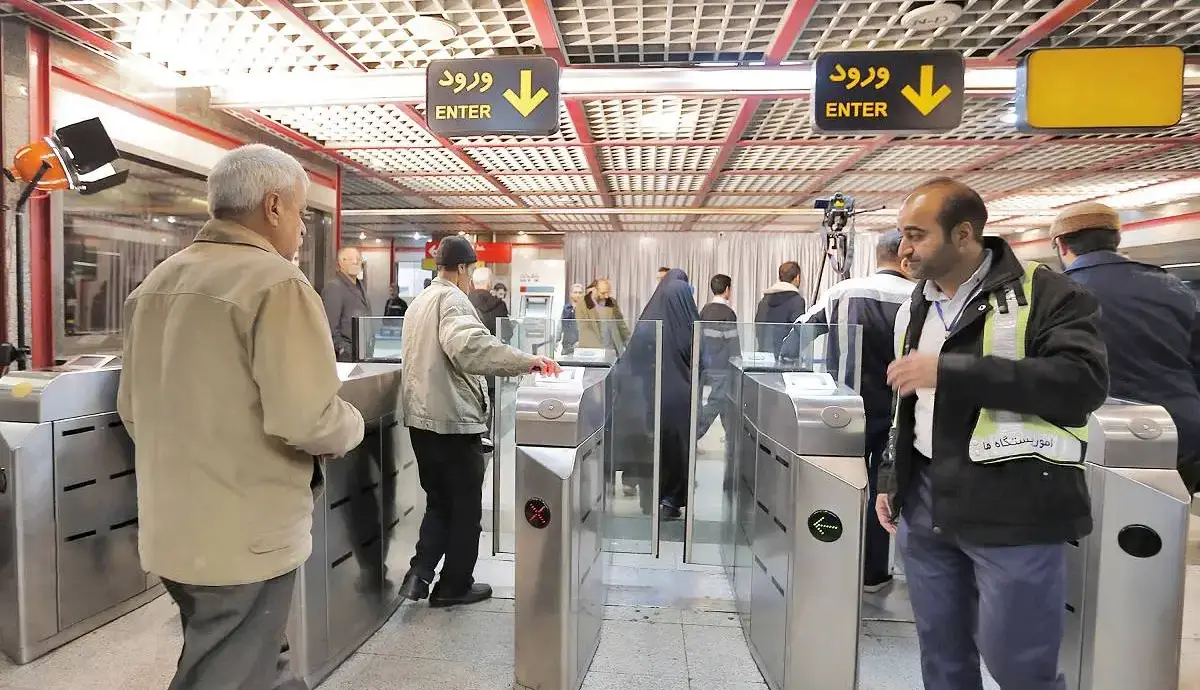 ادعای هم‌میهن از جزئیات چک گوشی‌های همراه شهروندان توسط ماموران پلیس در مترو