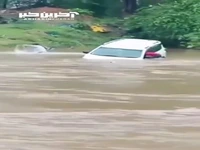 ویدئویی از غرق شدن خودرو با دو سرنشین توسط سیل 