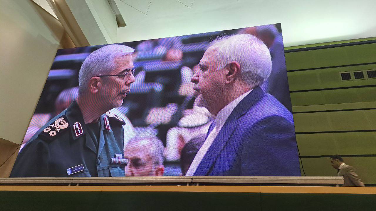 عکس/ احوالپرسی سرلشکر باقری و ظریف در مراسم تحلیف رئیس‌جمهور