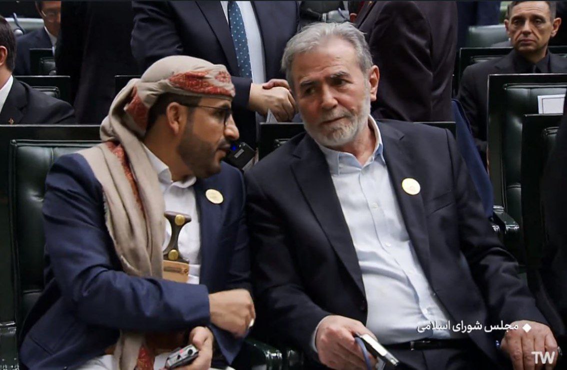 عکس/ سخنگوی جنبش انصارالله یمن در کنار زیاد النخاله در مراسم تحلیف رئیس‌جمهور 
