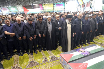 عکسی از اقامه نماز رهبری بر پیکر شهید هنیه؛ چه کسانی در صف اول بودند؟