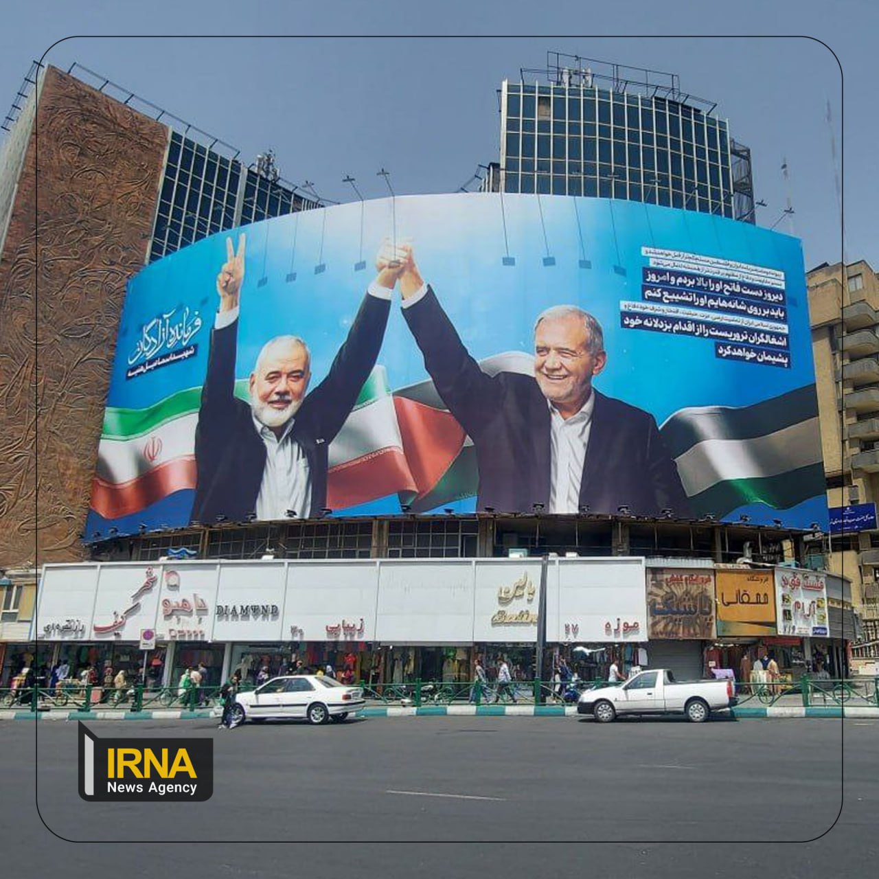 عکس/ دیوارنگاره میدان ولیعصر با تصویری از رئیس‌جمهور و شهید هنیه