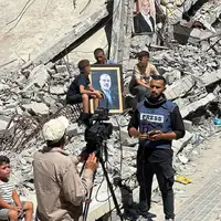 عکس/ آخرین تصویر خبرنگار شهید فلسطینی کنار خانه‌ ویران شهید هنیه