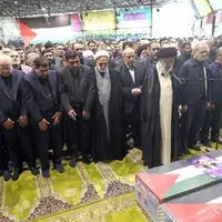 عکسی از اقامه نماز رهبری بر پیکر شهید هنیه؛ چه کسانی در صف اول بودند؟