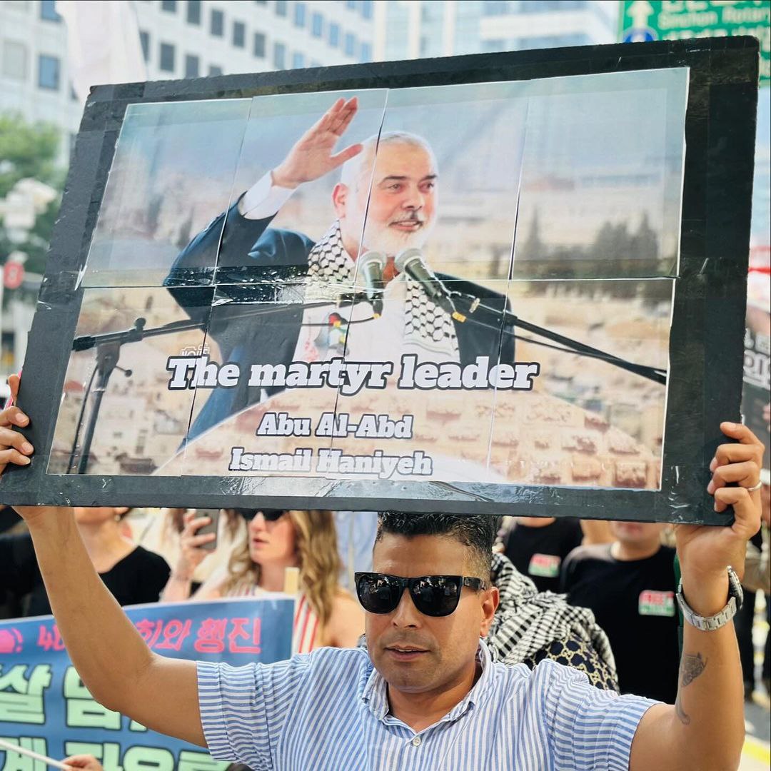 عکس/ تصاویر شهید اسماعیل هنیه در دست تظاهرات کنندگان در سئول پایتخت کره جنوبی
